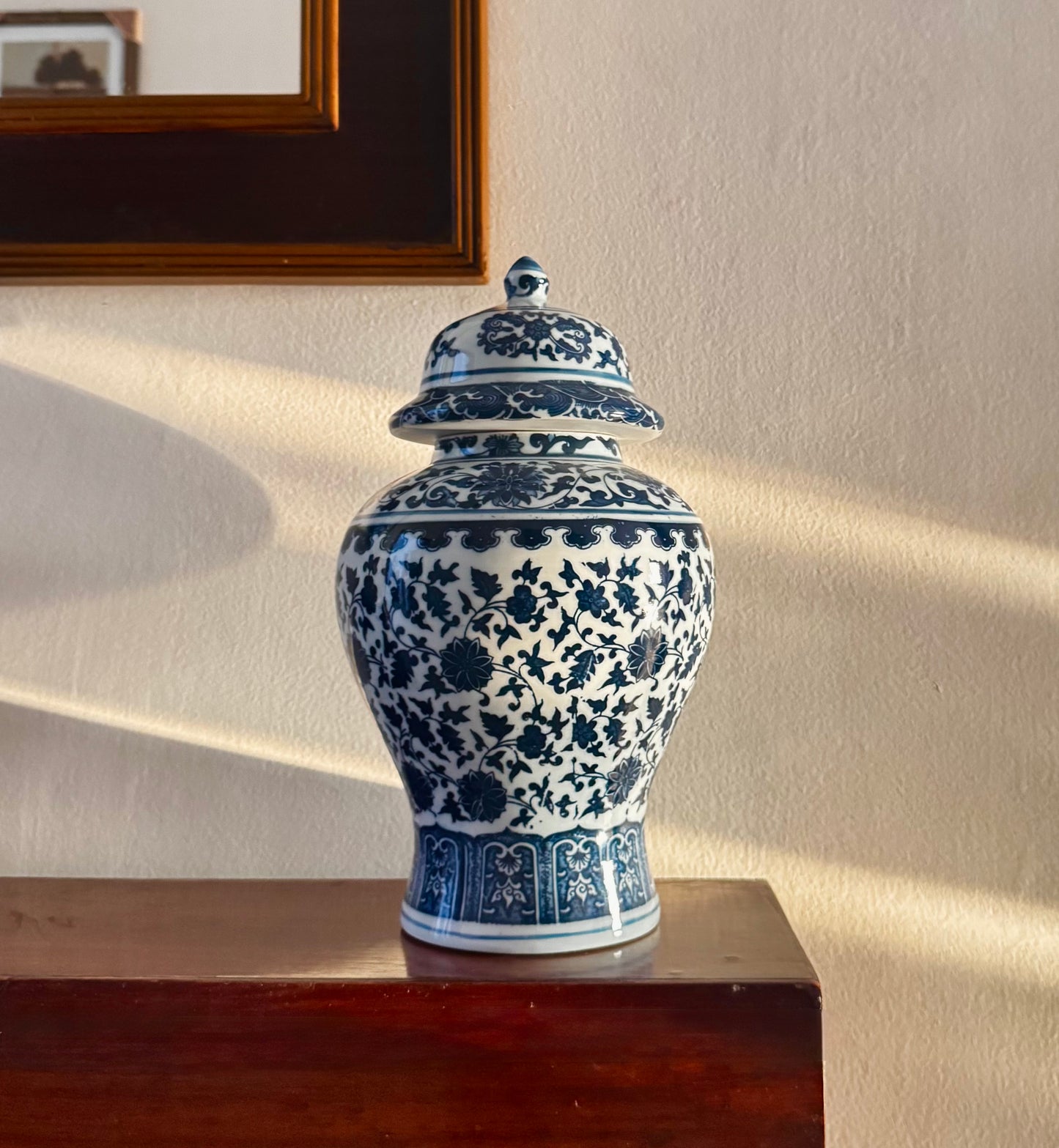 Chinese porcelain Urn