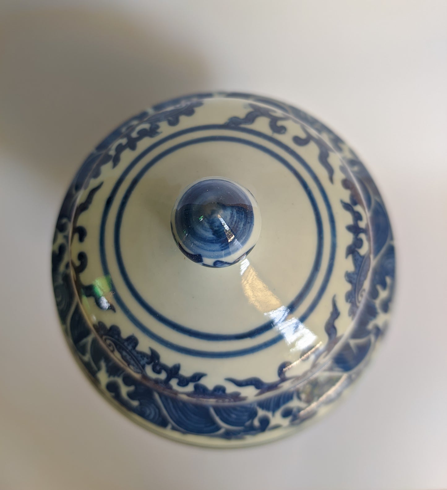 Chinese porcelain Urn