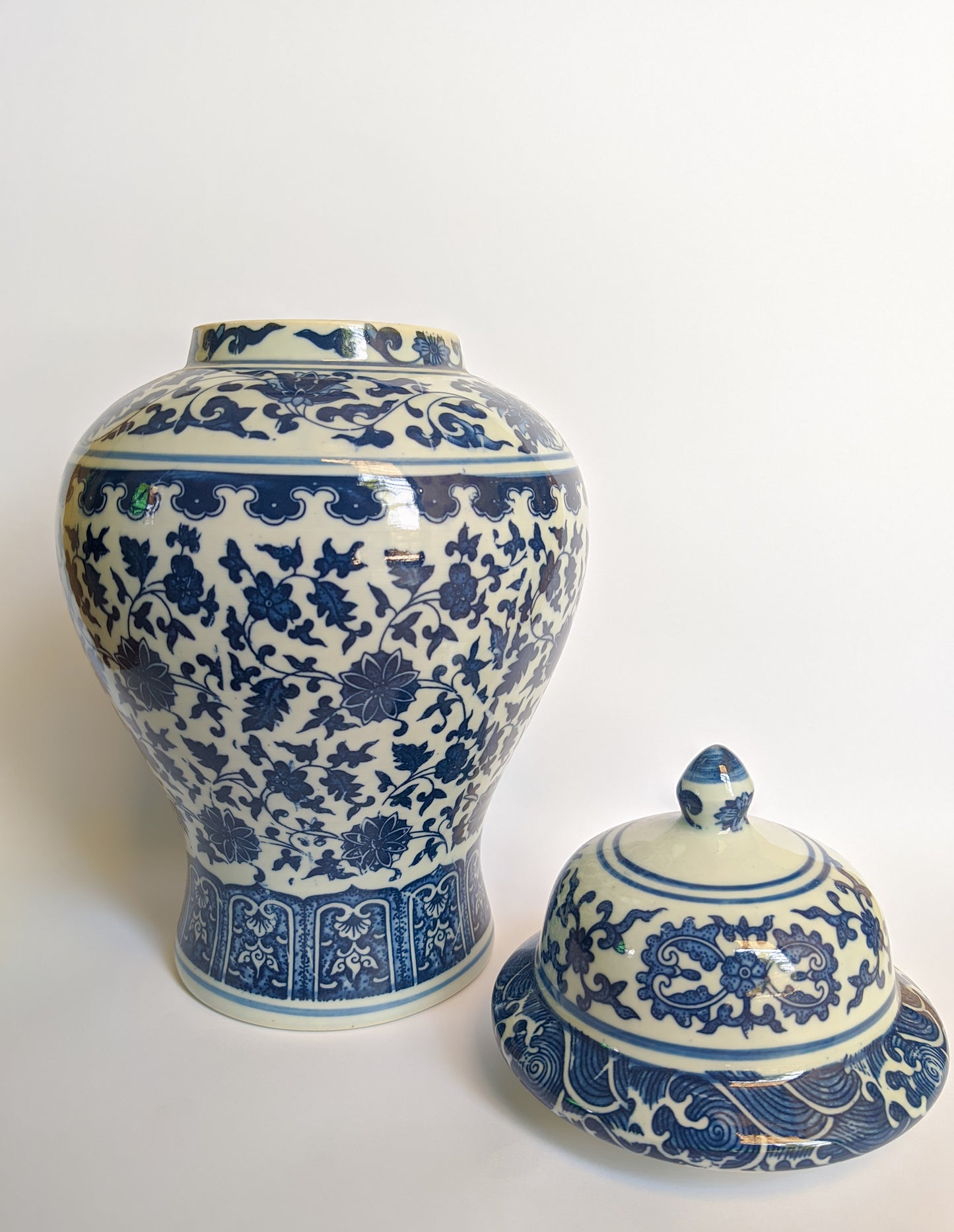 Chinese porcelain Urn