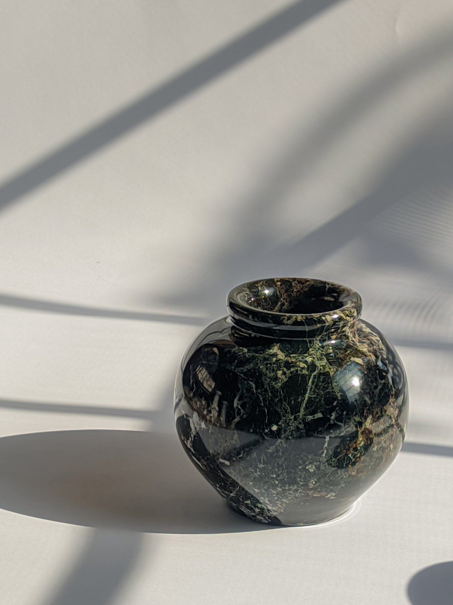 Noir marble Urn