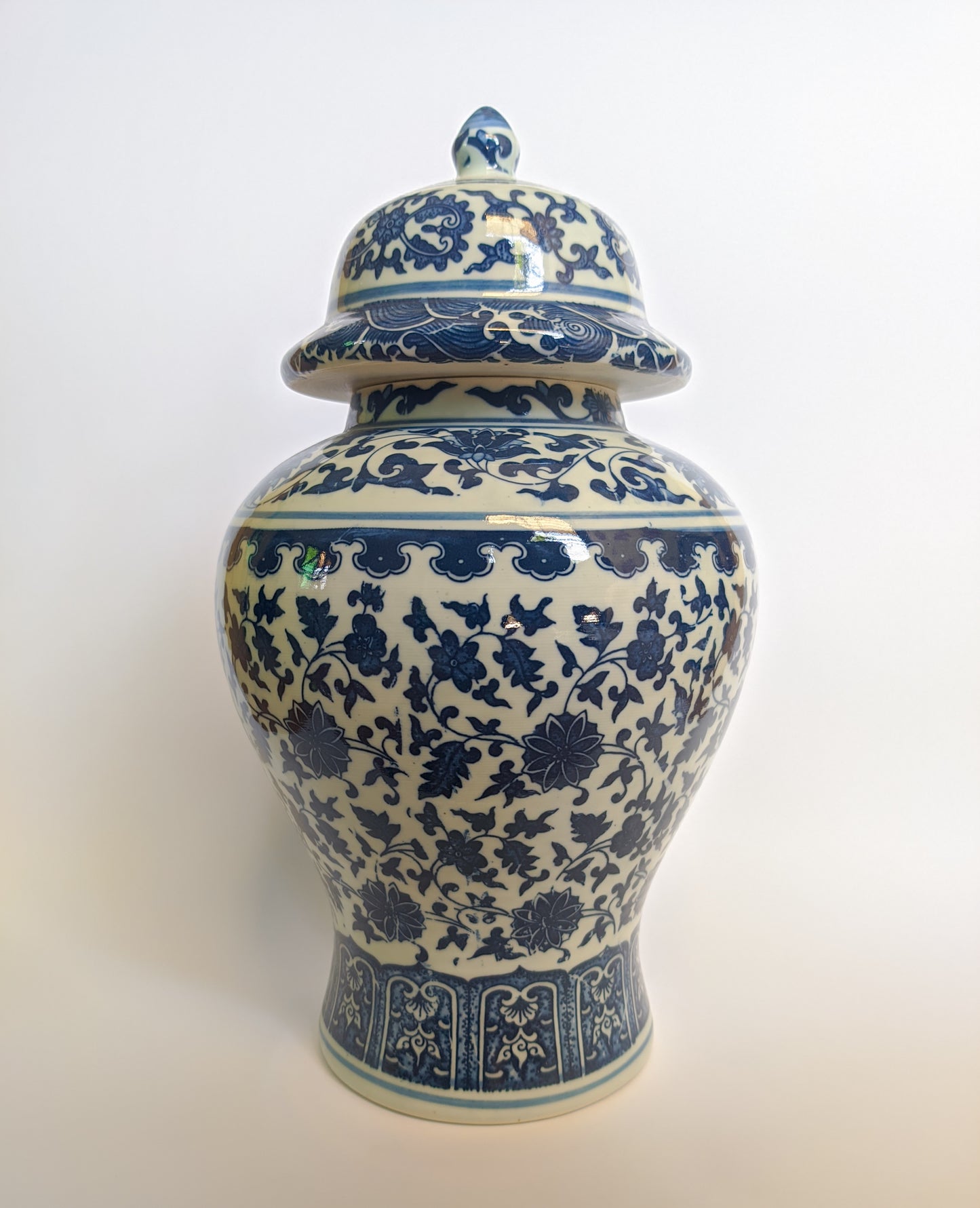 Chinese porcelain Urn