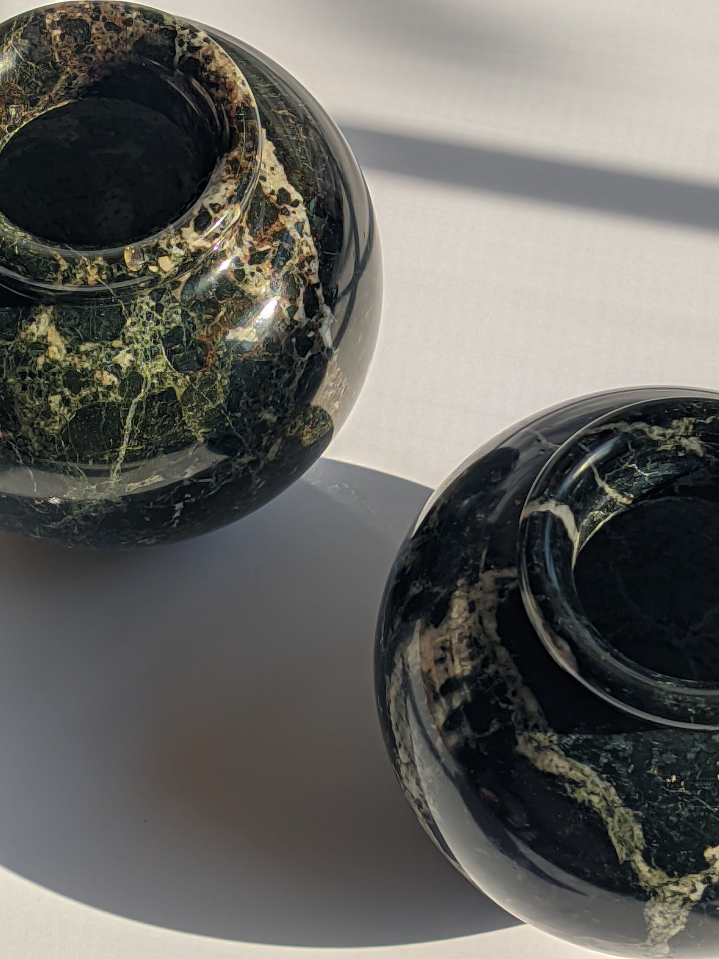 Noir marble Urn